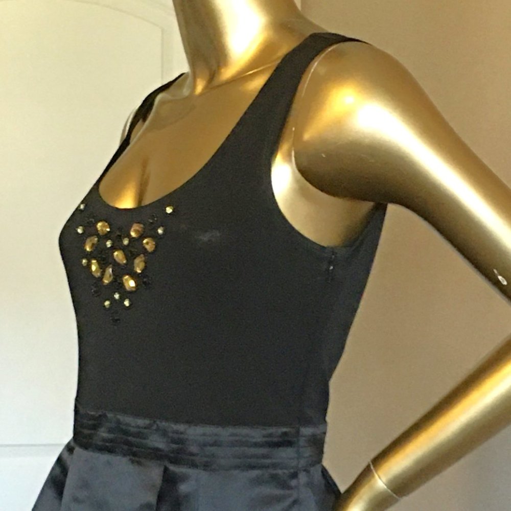 ๐บ๐ฎ๐
๐ฎ๐ป๐ฑ๐ฐ๐น๐ฒ๐ผ Bubble Skirted Cocktail Dress - Picture 4 of 14